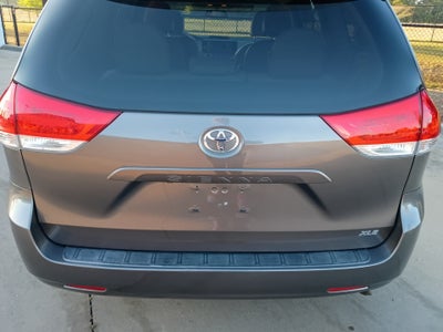 2014 Toyota Sienna XLE V6 8 Passenger