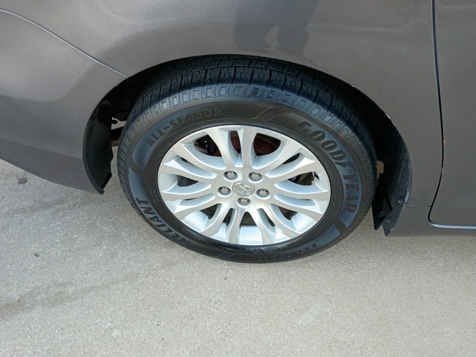 2014 Toyota Sienna XLE V6 8 Passenger