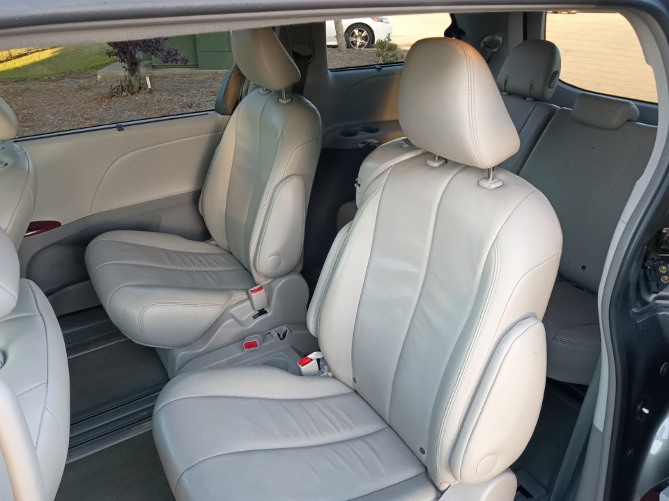 2014 Toyota Sienna XLE V6 8 Passenger