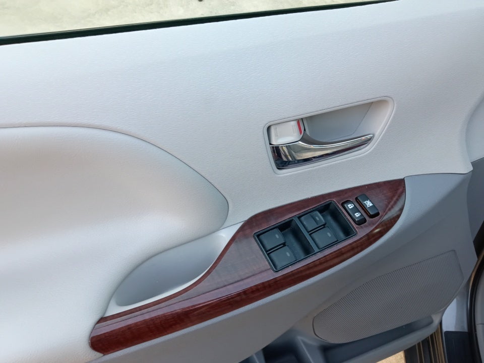 2014 Toyota Sienna XLE V6 8 Passenger