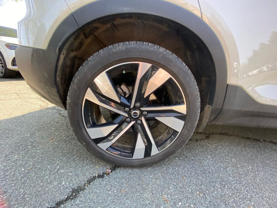 2024 Volvo XC40 B5 Ultimate Bright Theme