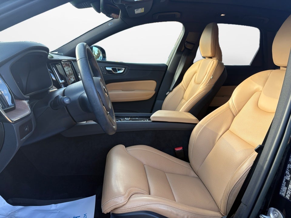 2023 Volvo XC60 B6 Ultimate Dark Theme