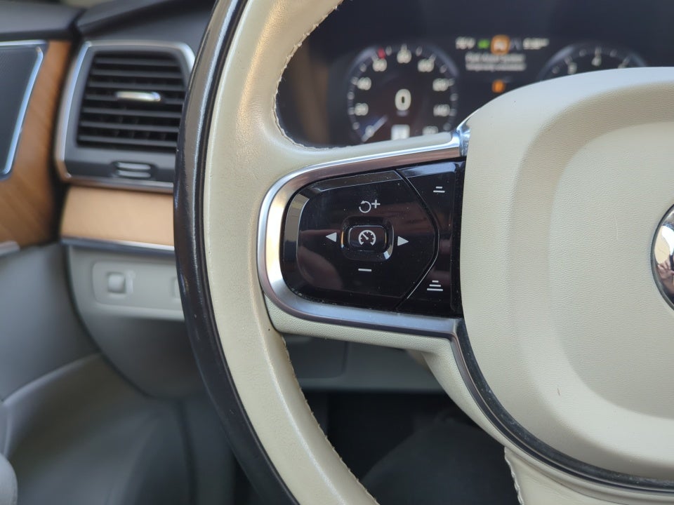 2021 Volvo XC90 Momentum