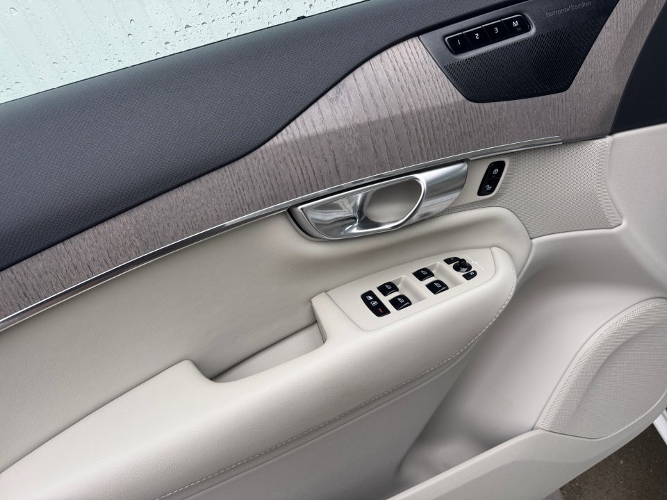 2023 Volvo XC90 B5 Plus