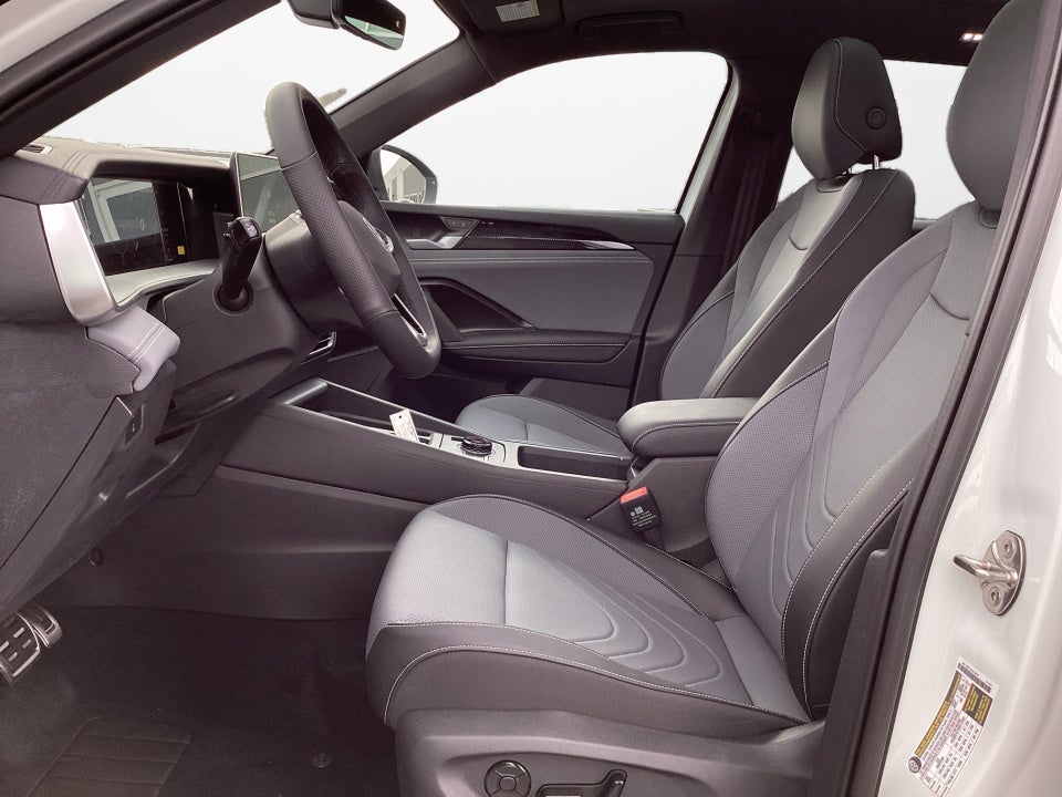 2025 Volkswagen Tiguan 2.0T SE R-Line Black