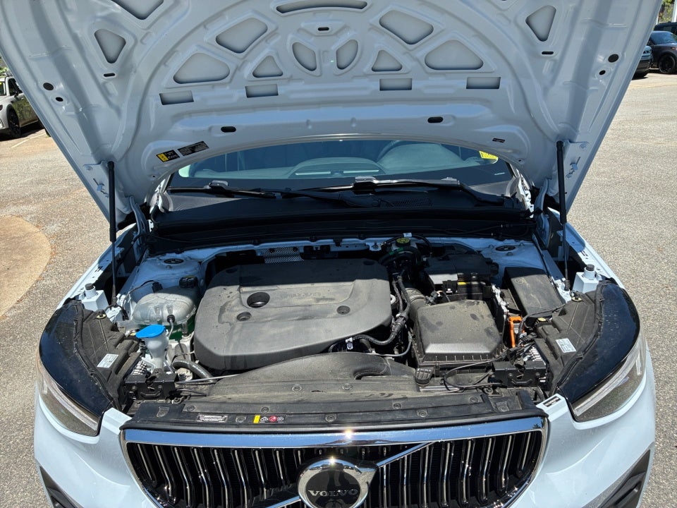 2025 Volvo XC40 B5 Ultra Bright Theme