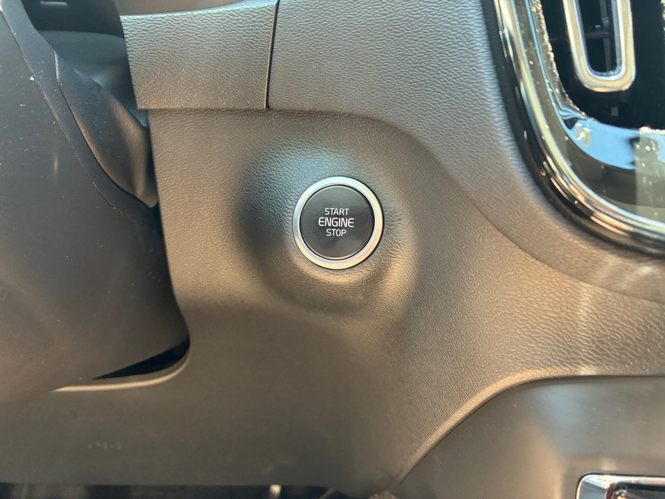 2025 Volvo XC40 B5 Ultra Bright Theme