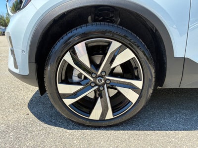 2025 Volvo XC40 B5 Ultra Bright Theme