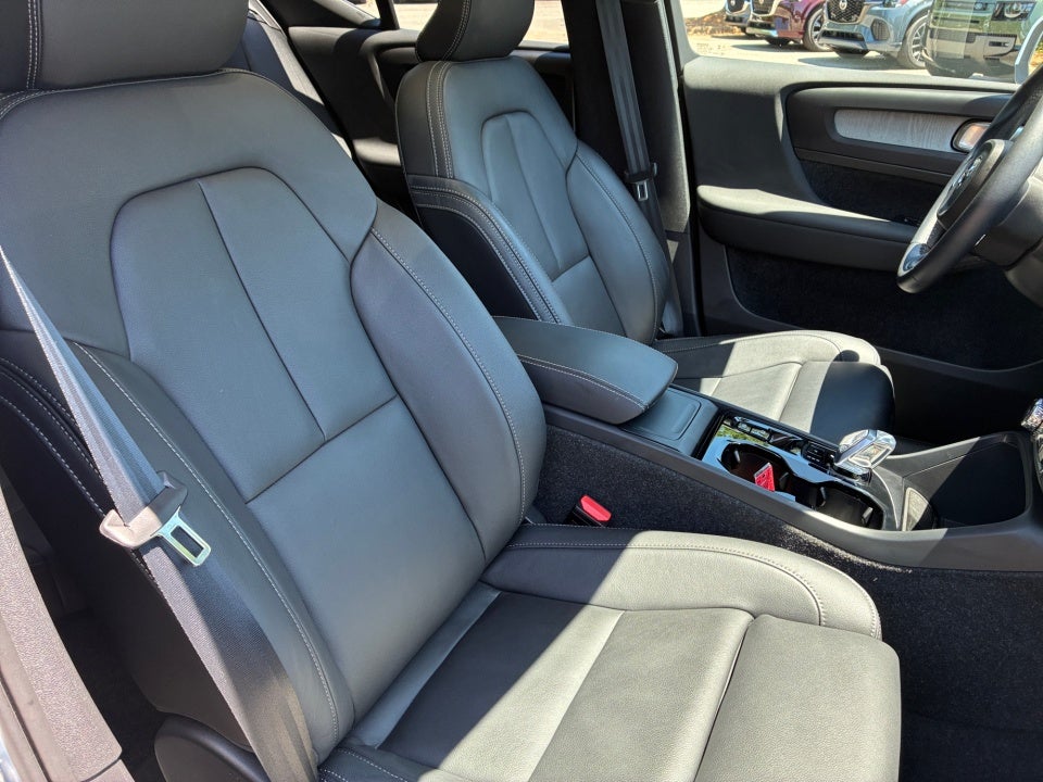 2025 Volvo XC40 B5 Ultra Bright Theme